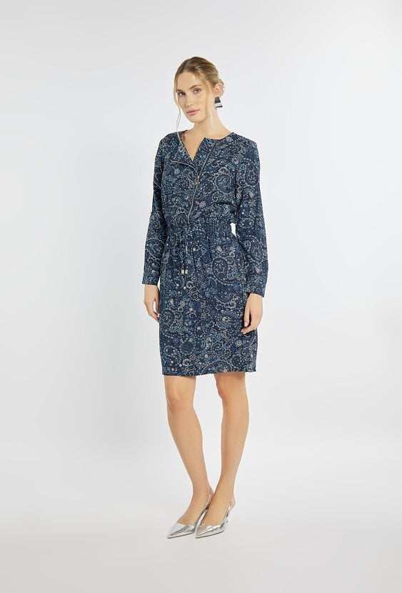 Sukienka z wiązaniem w talii