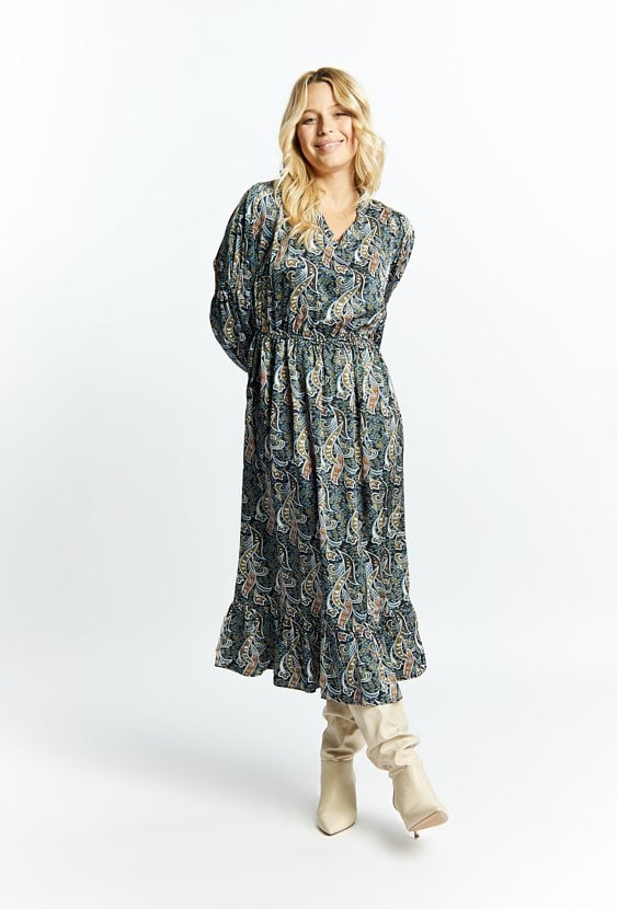 Wzorzysta sukienka z długimi rękawami