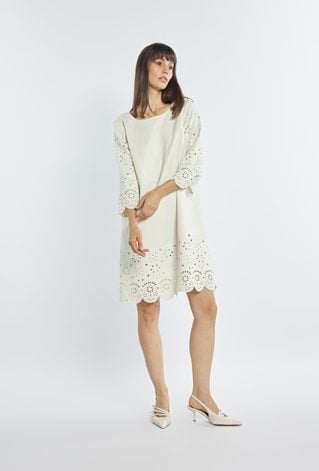 Sukienka z ażurowymi wycięciami