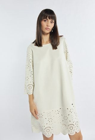 Sukienka z ażurowymi wycięciami