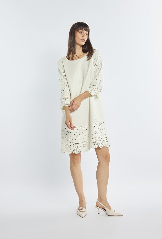 Sukienka z ażurowymi wycięciami