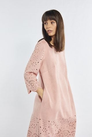 Sukienka z ażurowymi wycięciami