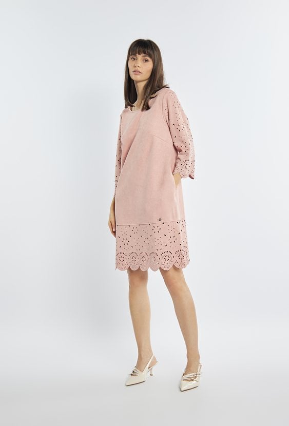 Sukienka z ażurowymi wycięciami