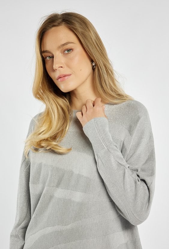 Sweter z delikatnym połyskiem