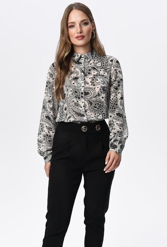 Koszula o prostym kształcie w ciekawy wzór