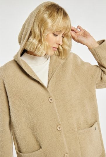 Dłuższy sweter z kapturem