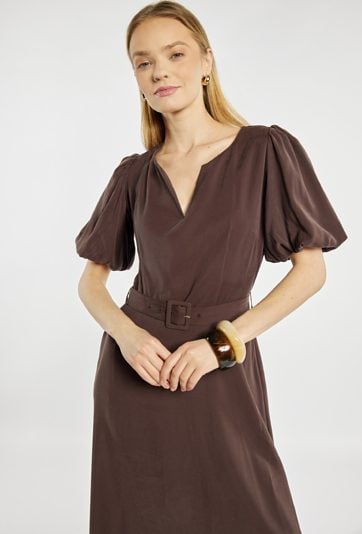 Brązowa sukienka z paskiem