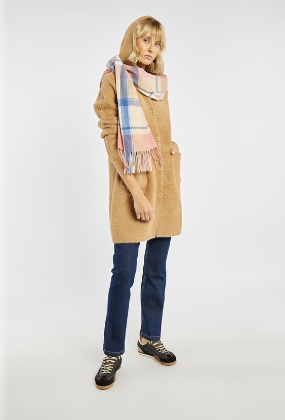 Dłuższy sweter z kapturem