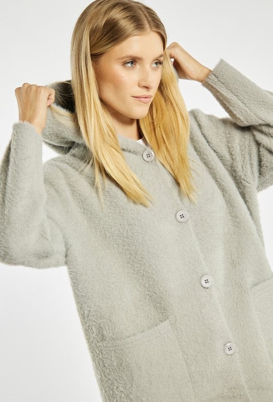 Dłuższy sweter z kapturem