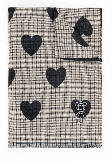 Szal z biżuteryjną broszką