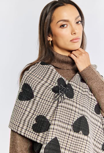 Szal z biżuteryjną broszką