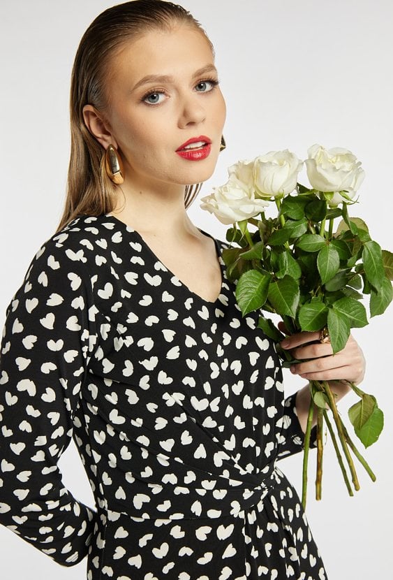 Dopasowana sukienka z wzorem