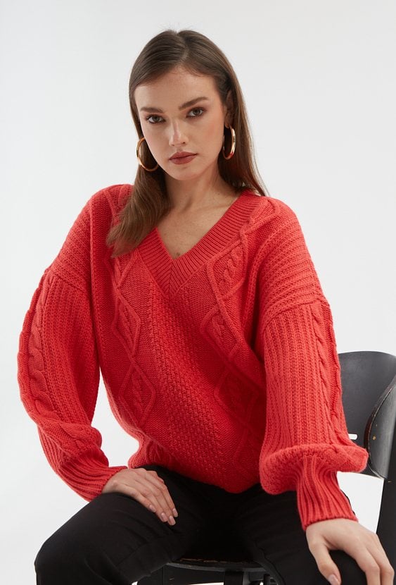Sweter w v-nek o warkoczowym splocie