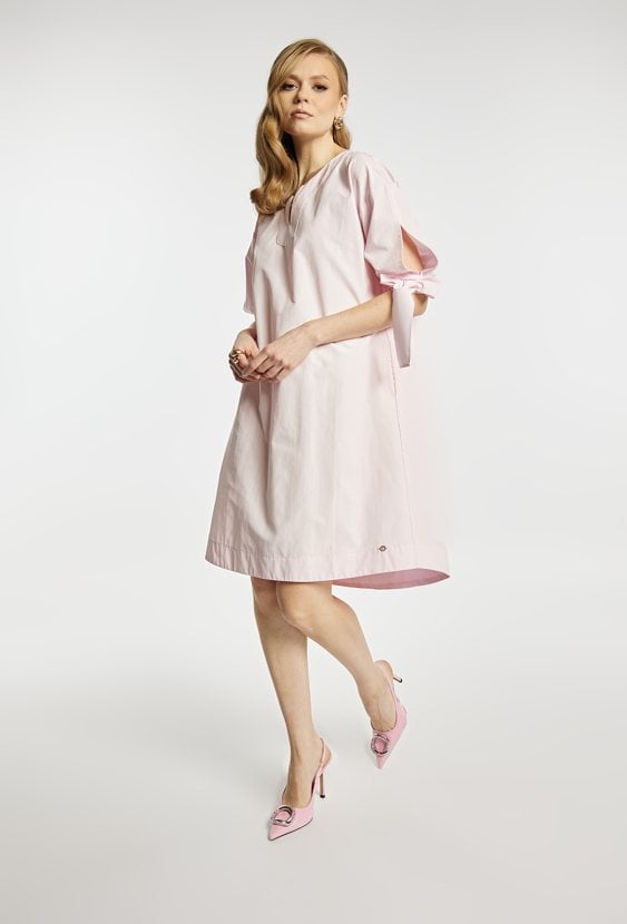 Sukienka w pastelowym odcieniu