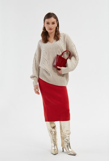 Sweter w v-nek o warkoczowym splocie