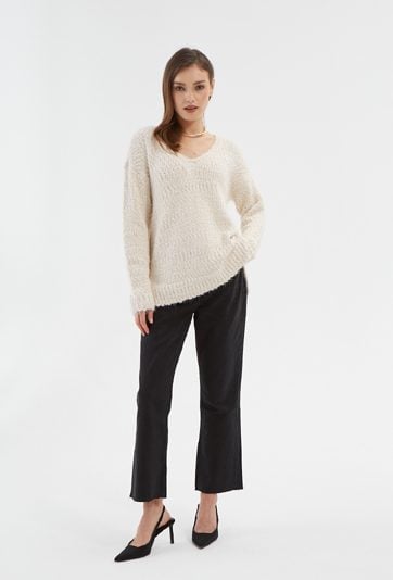 Kremowy sweter bouclé w v-nek