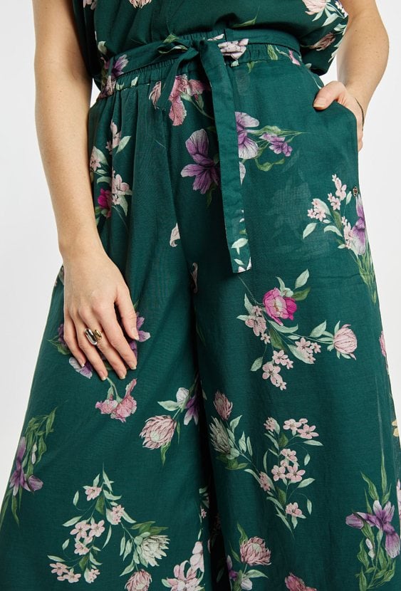 Spodnie z kwiatami idealne na lato