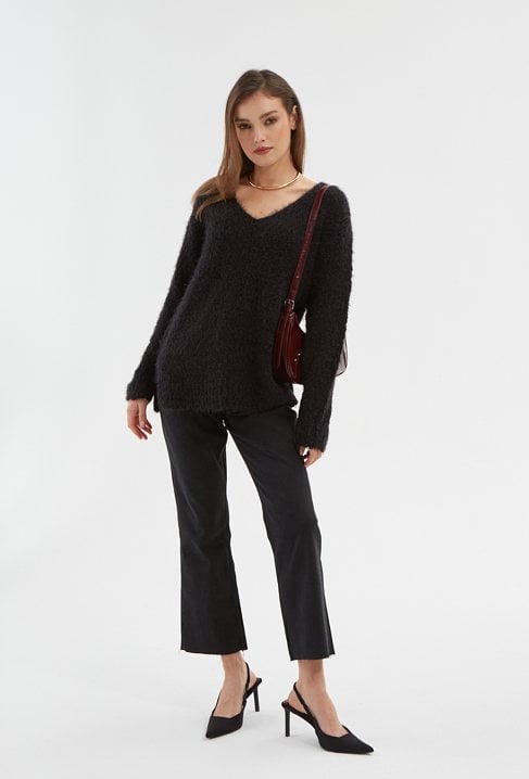 Czarny sweter bouclé w v-nek