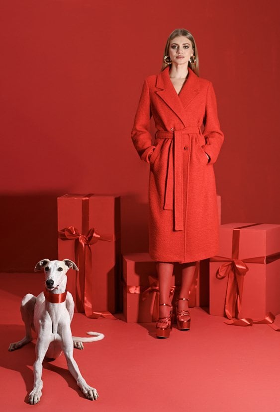 Czerwony  płaszcz o klasycznym kroju