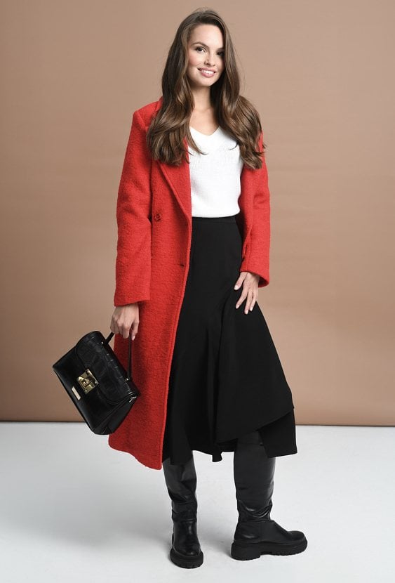 Czerwony  płaszcz o klasycznym kroju