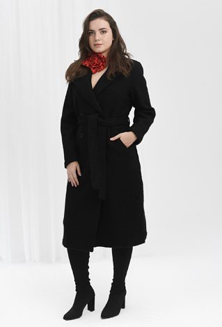 Czarny  płaszcz o klasycznym kroju