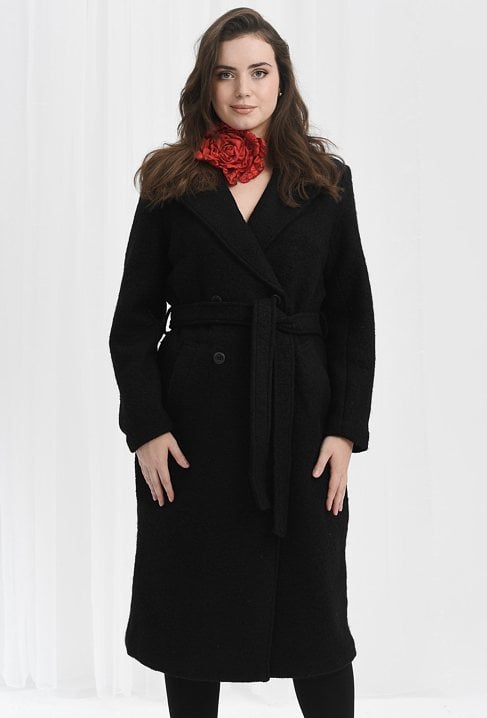 Czarny  płaszcz o klasycznym kroju