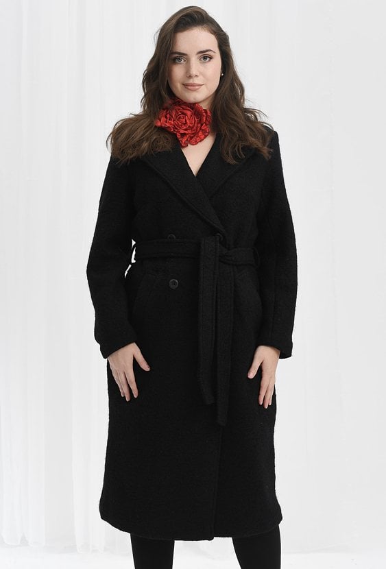 Czarny  płaszcz o klasycznym kroju