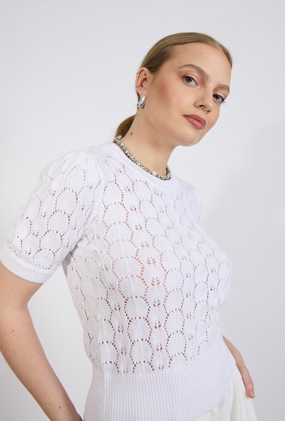 Sweter z ażurowym wzorem