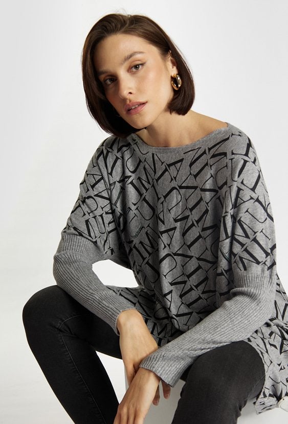 Sweter o swobodnym kroju z wzorem