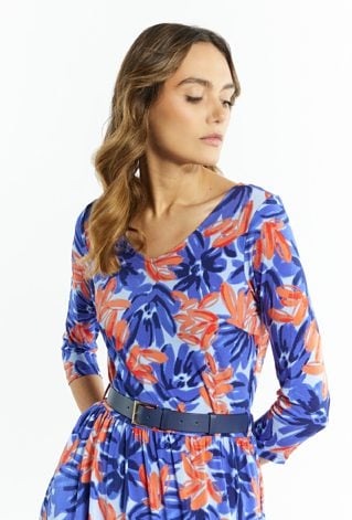 Wzorzysta sukienka z paskiem