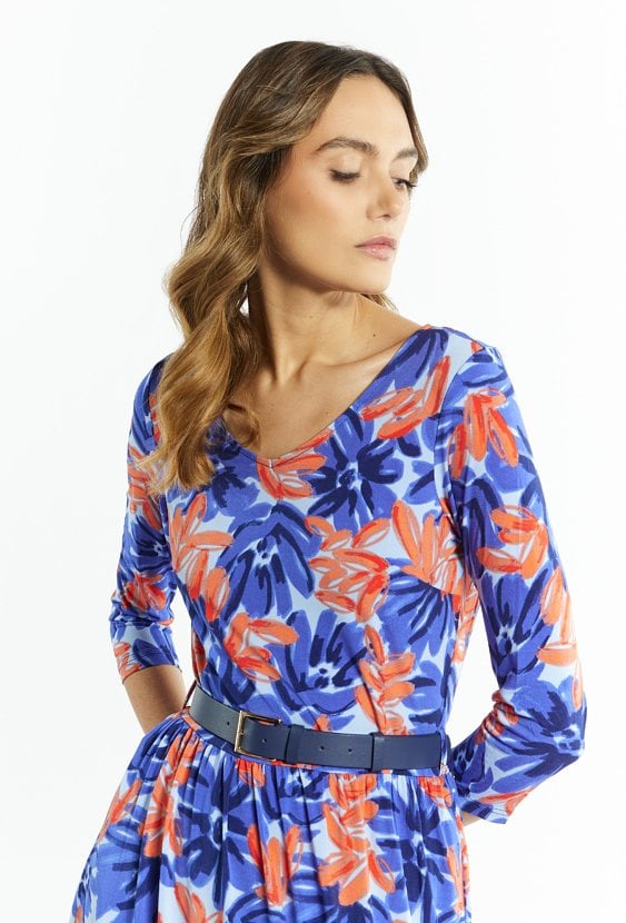 Wzorzysta sukienka z paskiem