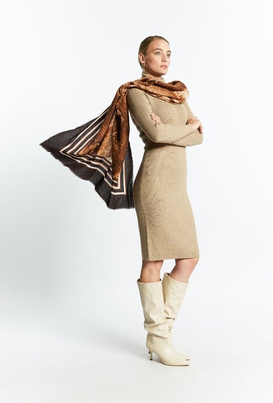 Szal damski z motywem zwierzęcym