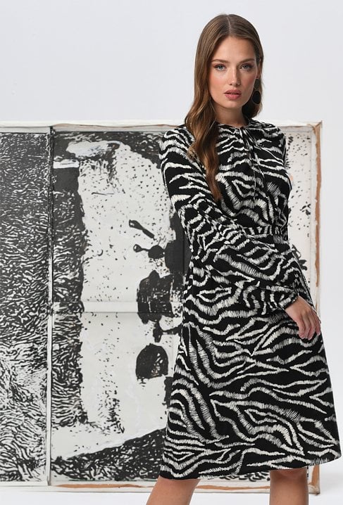 Wiskozowa sukienka w czarno- beżowy print