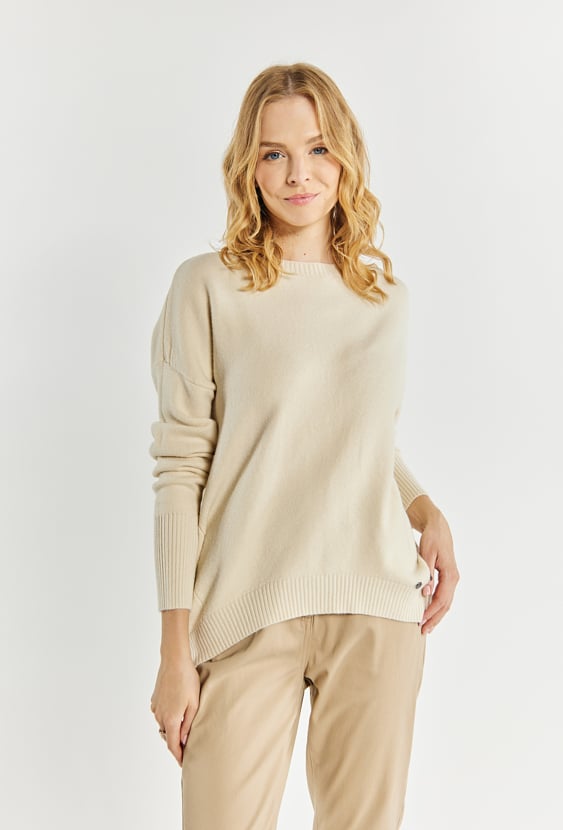 Sweter damski z zawieszkami