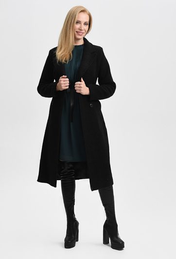 Czarny płaszcz wiązany w pasie