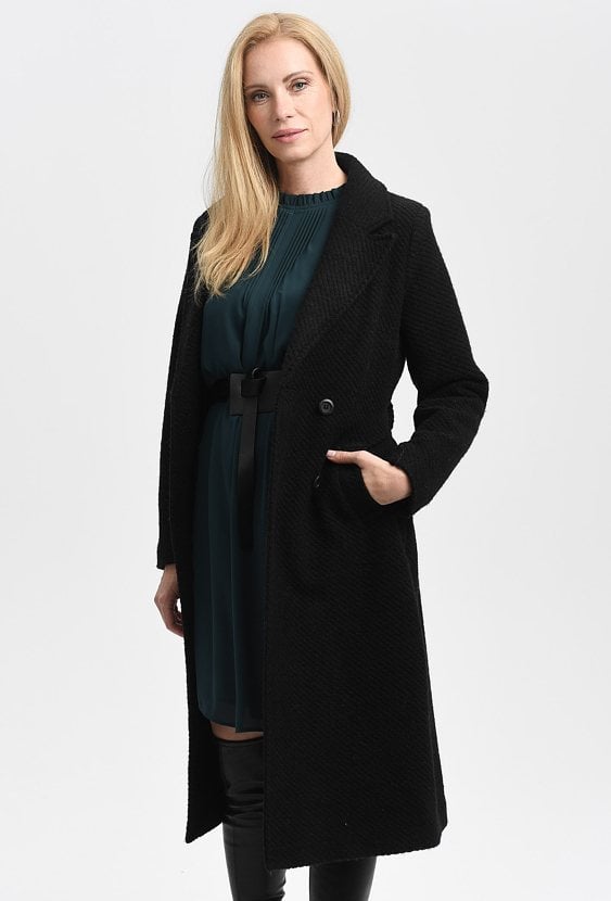 Czarny płaszcz wiązany w pasie