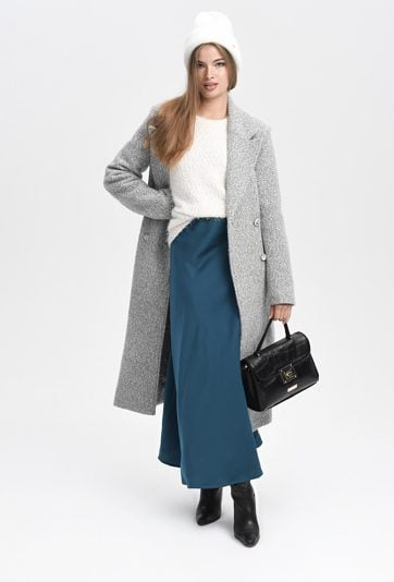 Szary płaszcz wiązany w pasie