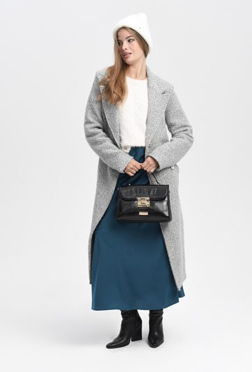 Szary płaszcz wiązany w pasie