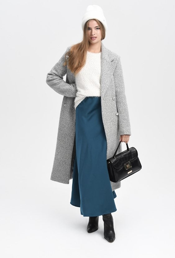 Szary płaszcz wiązany w pasie