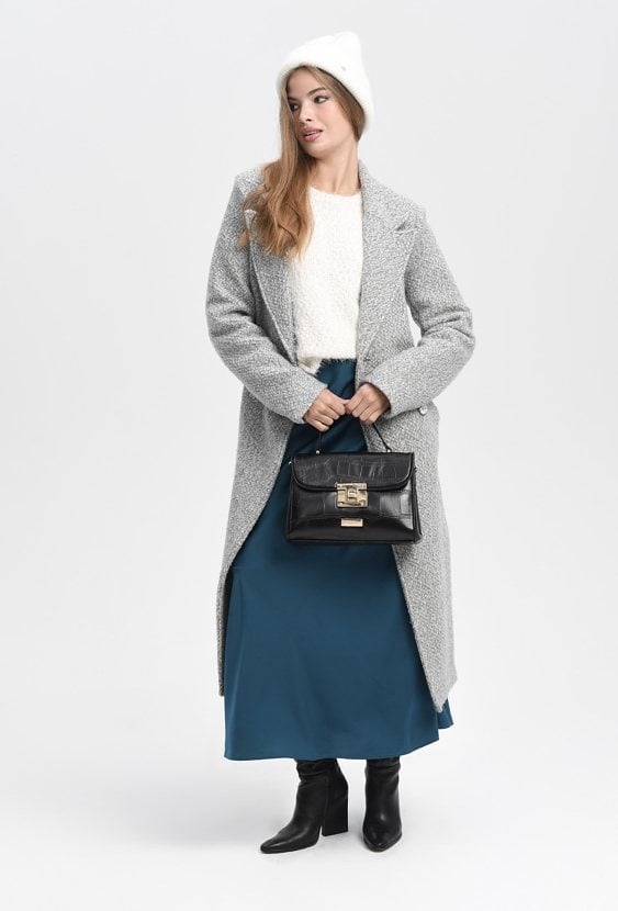 Szary płaszcz wiązany w pasie