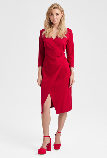 Czerwona kopertowa sukienka