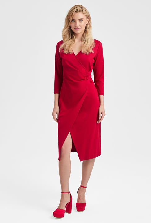 Czerwona kopertowa sukienka
