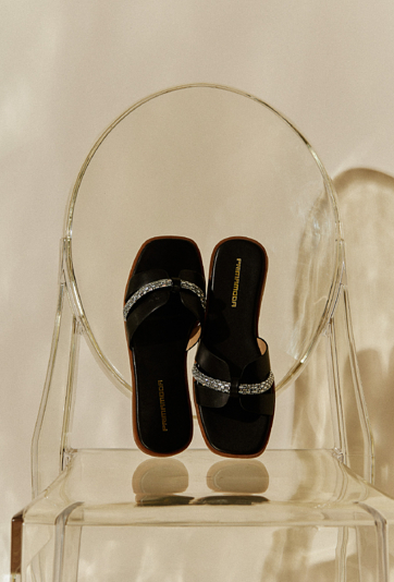 Czarne klapki z ozdobnym paskiem NITIO