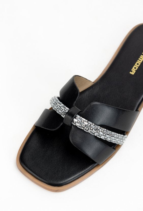 Czarne klapki z ozdobnym paskiem NITIO