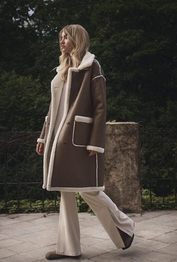 Kożuch w camelowym kolorze