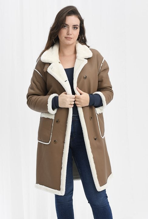 Kożuch w camelowym kolorze