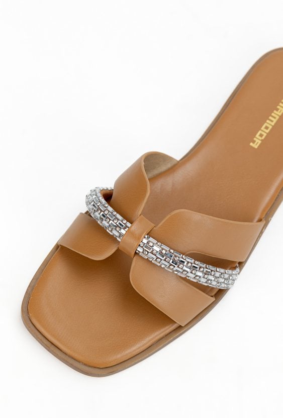 Brązowe klapki z ozdobnym paskiem NITIO