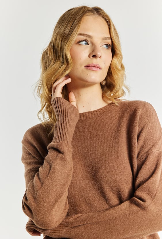 Sweter damski z zawieszkami