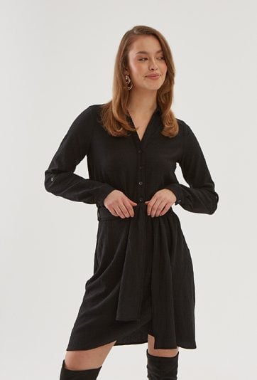 Czarna sukienka z zakładanym dołem