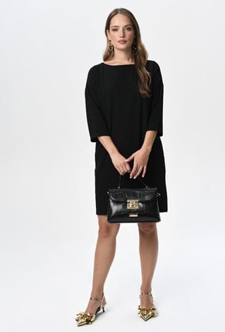 Czarna sukienka o prostym kroju